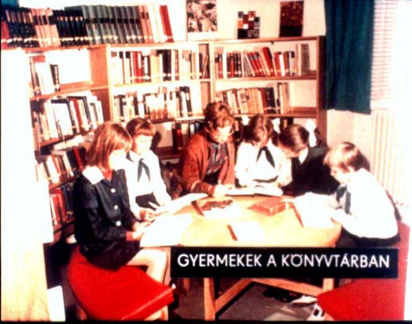 Gyermekek a könyvtárban 