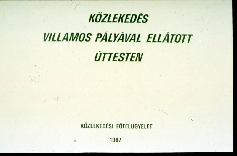 Közlekedés villamos pályával ellátott úttesten