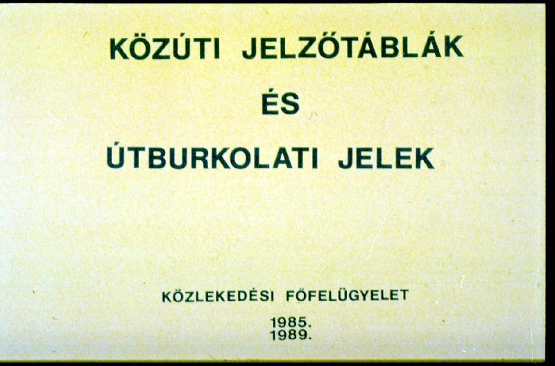 Közúti jelzőtáblák és útburkolati jelek