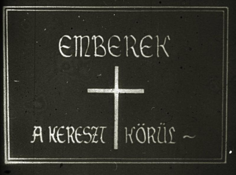 Emberek a kereszt körül