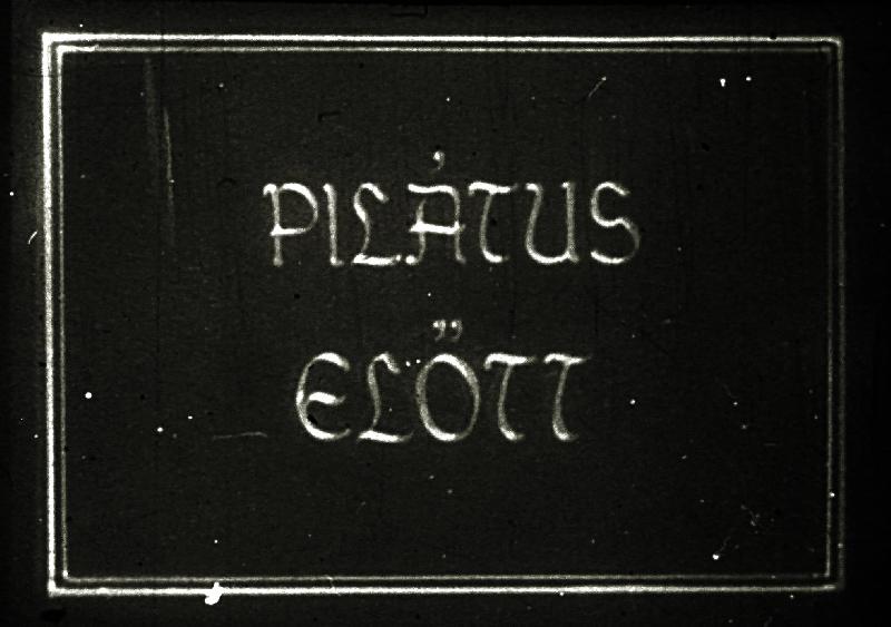 Pilátus előtt